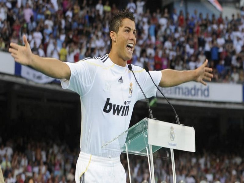 Ronaldo đã gia nhập Real Madrid từ Manchester United vào năm 2009 với mức giá kỷ lục là 94 triệu euro