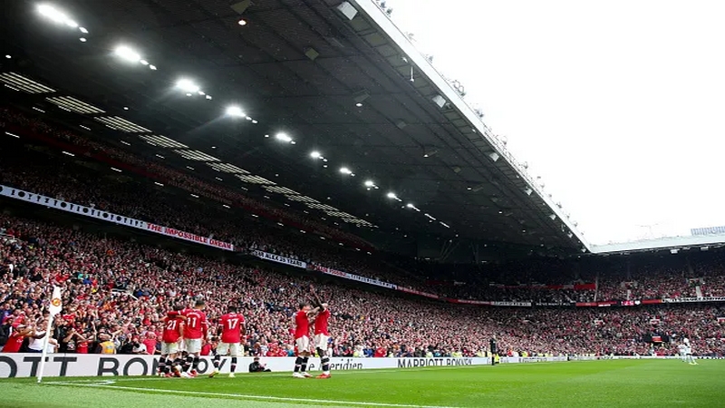Ít ai ngờ một Old Trafford tráng lệ trước đây lại là một bãi rác