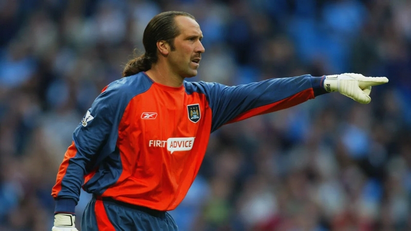 Huyền thoại của Arsenal từng là thủ môn của Man City