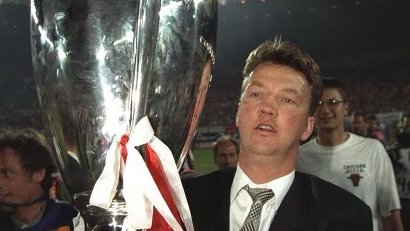 Ông có khởi đầu sự nghiệp chỉ đạo như mơ với Ajax Ông có khởi đầu sự nghiệp chỉ đạo như mơ với Ajax