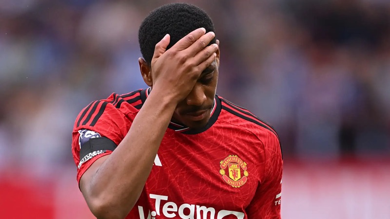 Bởi cầu thủ Anthony Martial đã gặp nhiều khó khăn tại nước Anh
